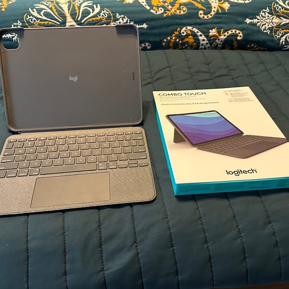 Logitech | iPad Pro 11" (1st-4th Gen) Case with Detachable Keyboard - Picture 1 of 6